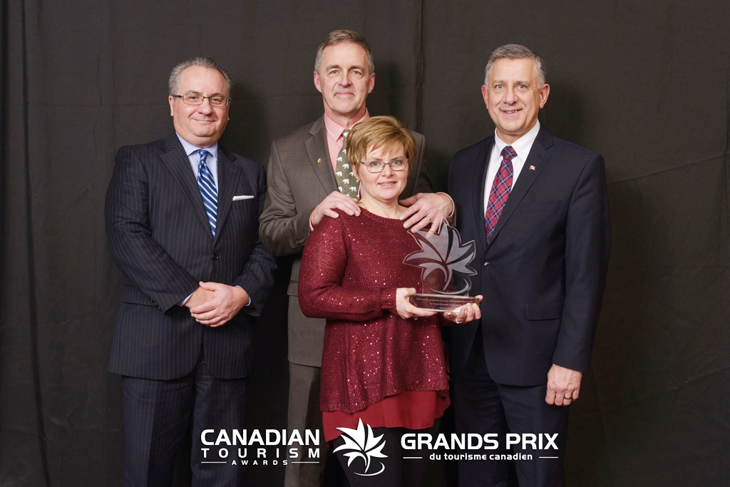 Churchill Wild co-founders Mike and Jeanne Reimer receive 2017 Transat Sustainable Tourism Award.