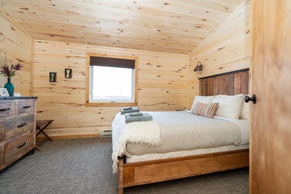 Queen guest room. Seal River Heritage Lodge. Scott Zielke photo.