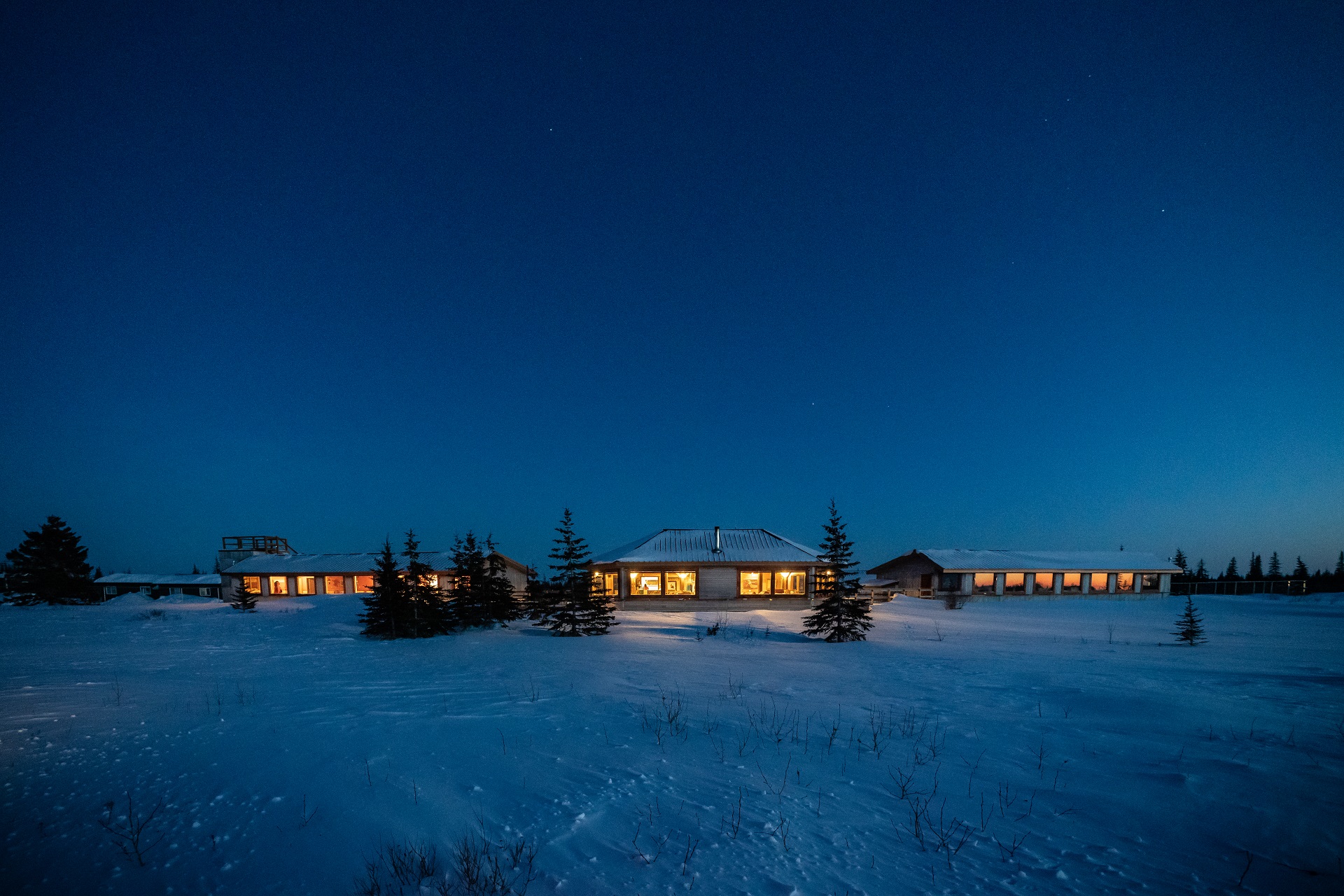 Blue hour at Nanuk Polar Bear Lodge. Fabienne Jansen photo.