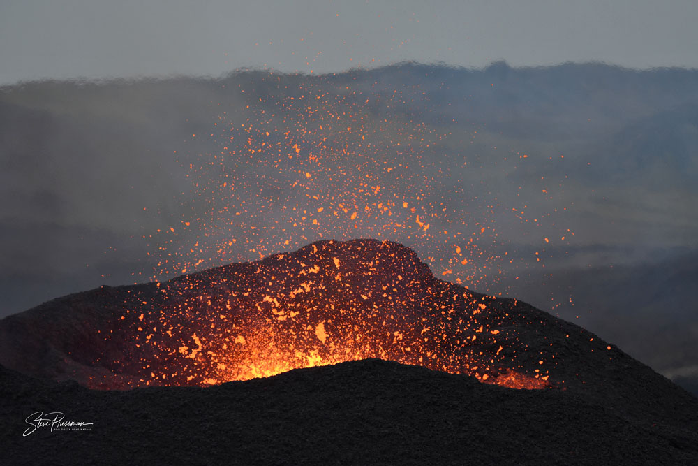 Live lava flow in Iceland. (Steve Pressman / YouGottaLoveNature.com photo)