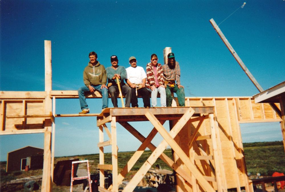Construction crew at Seal River Heritage Lodge in 1998. Mike Reimer far left, Len Friesen far right. Elaine Friesen photo.