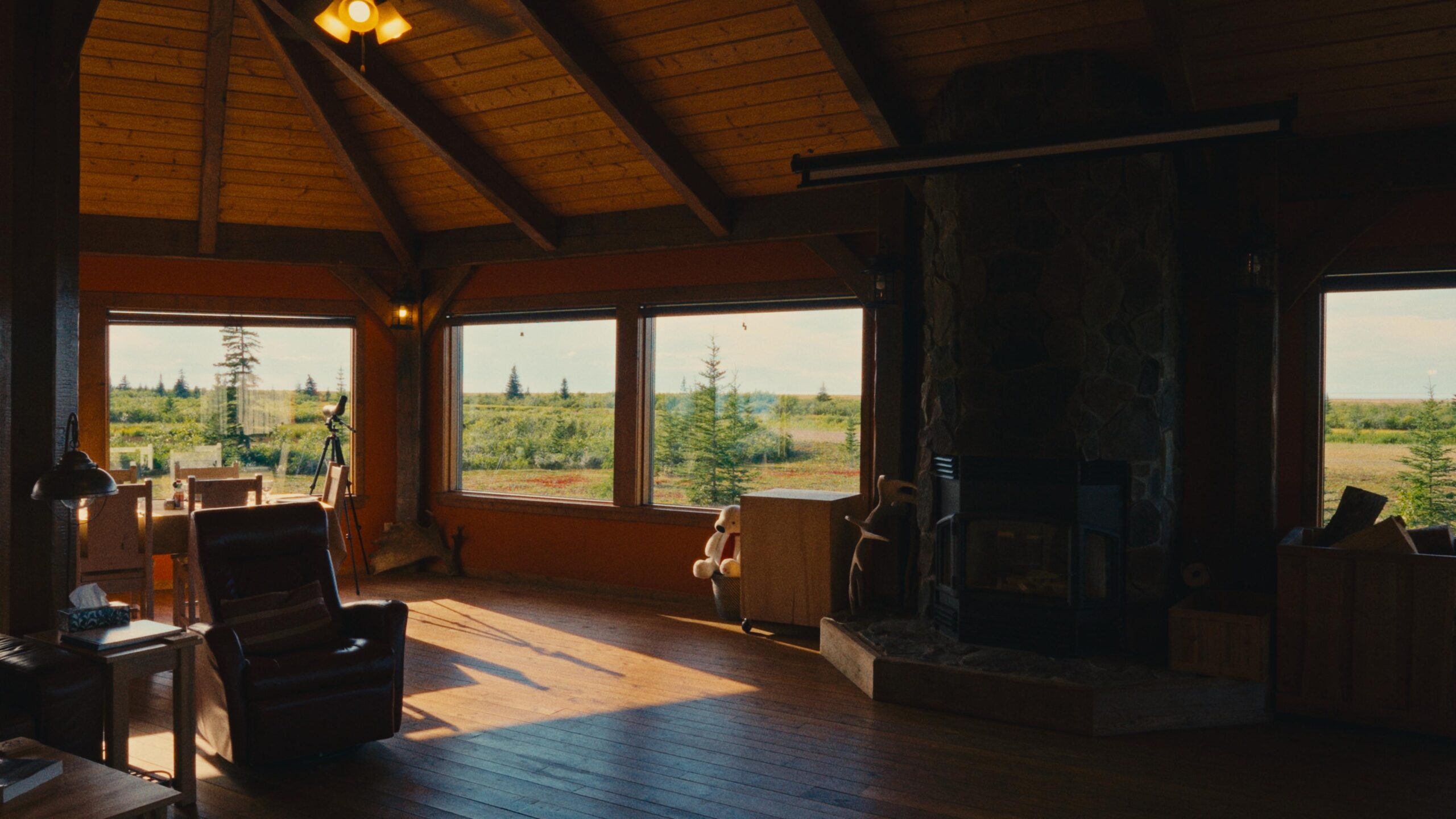 Common room at Nanuk Polar Bear Lodge. Ricardo Diaz photo.