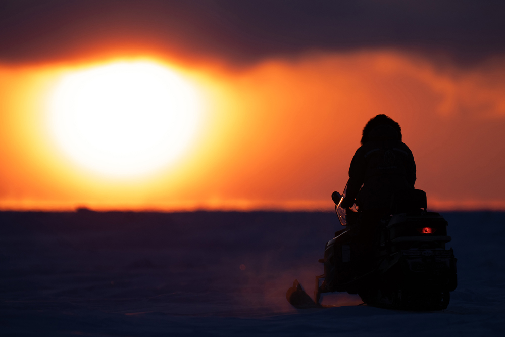 Into the sun. Nanuk Polar Bear Lodge. Christoph Jansen / ArcticWild.net photo.