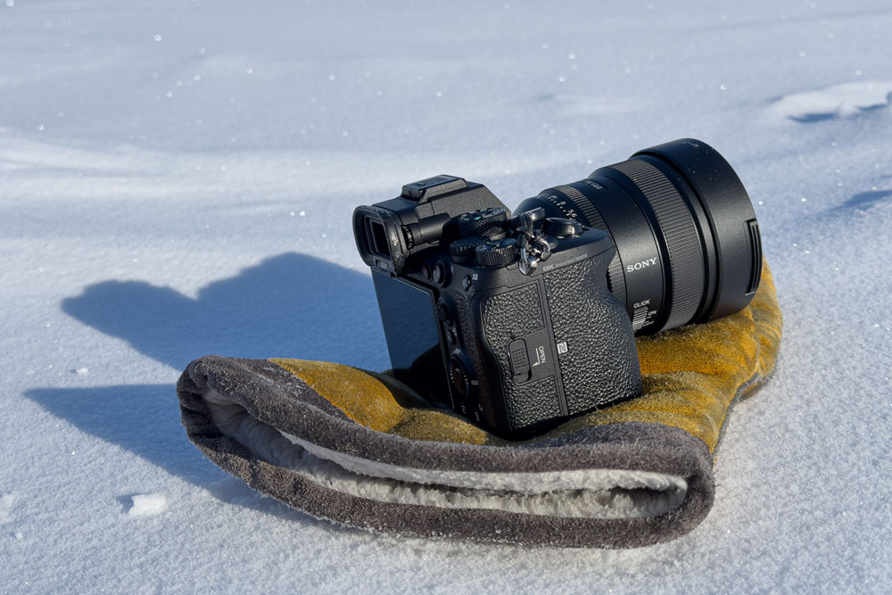 Camera meets mitten at Nanuk Polar Bear Lodge. Christoph Jansen / ArcticWild.net.