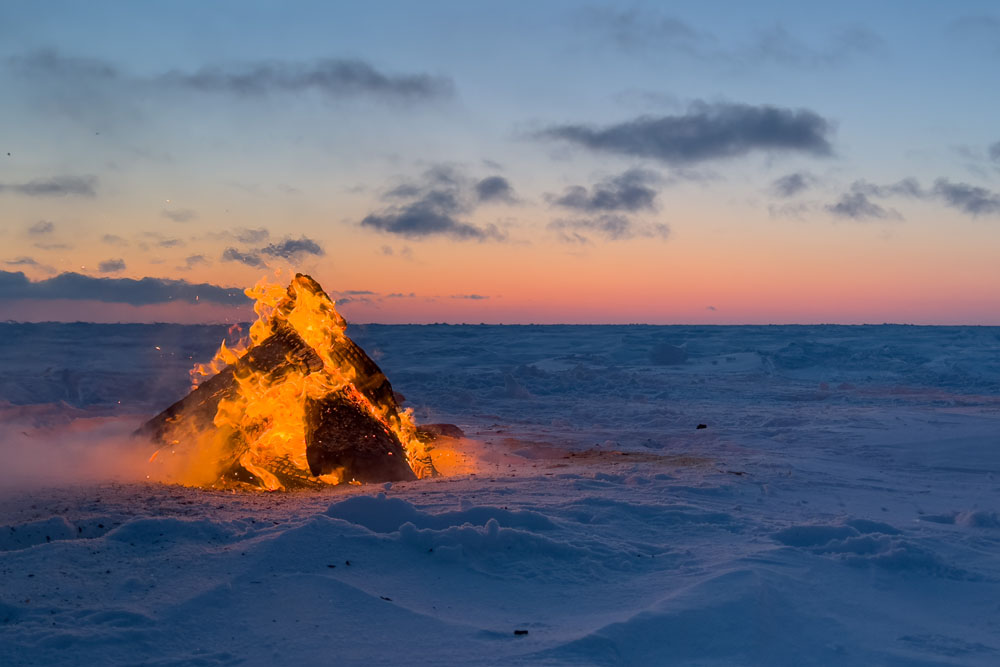 Fire on the Hudson Bay sea ice. Christoph Jansen / ArcticWild.net.