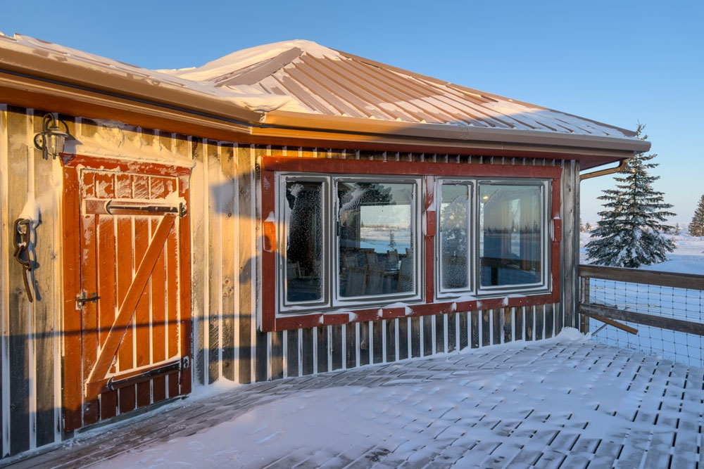 Nanuk Polar Bear Lodge with a light coating of snow. Christoph Jansen / ArcticWild.net photo.